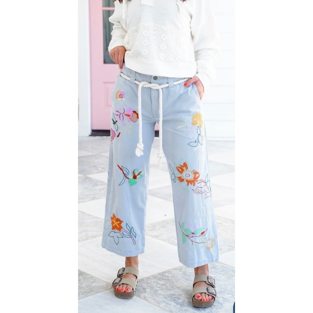 Blue Velvet Light Denim Floral Embroidered Wide Leg Cropped Pants Blue M‎ NWT